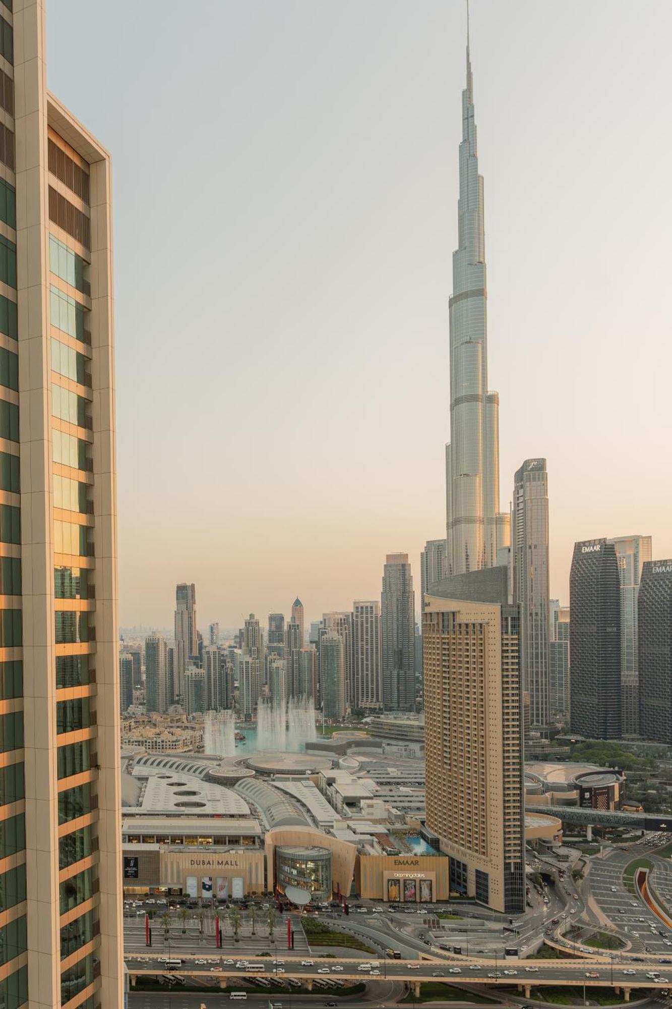 Luxury 3 Bedroom Corner - Stunning 270 Degrees Views - Burj & Fountain Views! 3 Balconies, 5 Minute Walk To Mall, Great Gym, Yoga