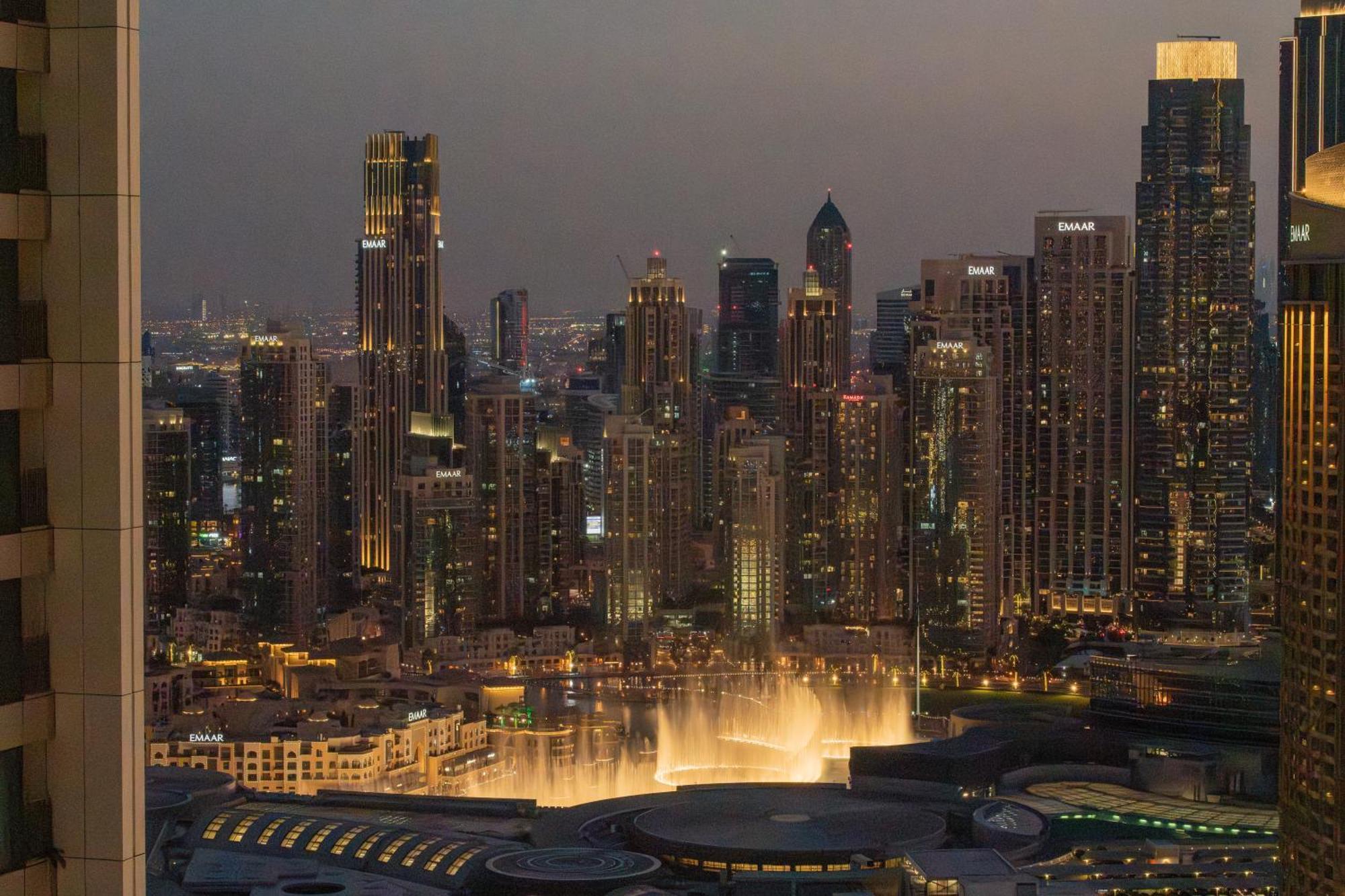Apartment Luxury 3 Bedroom Corner - Stunning 270 Degrees Views - Burj & Fountain Views! 3 Balconies, 5 Minute Walk To Mall, Great Gym, Yoga *