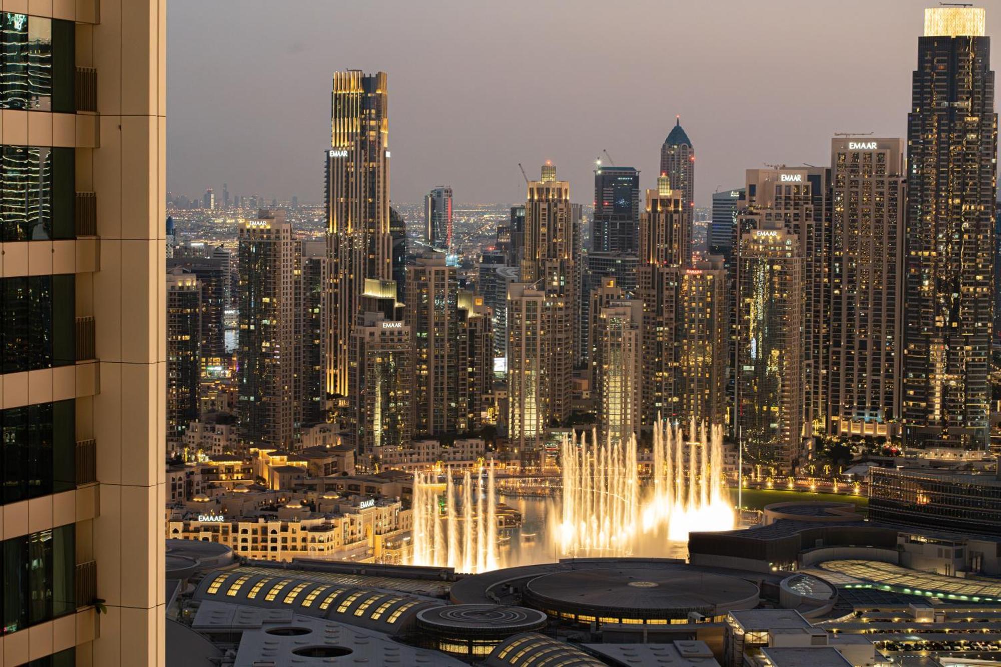Apartment Luxury 3 Bedroom Corner - Stunning 270 Degrees Views - Burj & Fountain Views! 3 Balconies, 5 Minute Walk To Mall, Great Gym, Yoga *