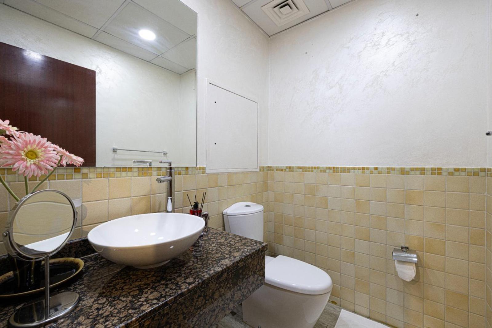 Apartment Stylish And Sleek: Modern Well-furnished One Bedroom Hall And Kitchen *