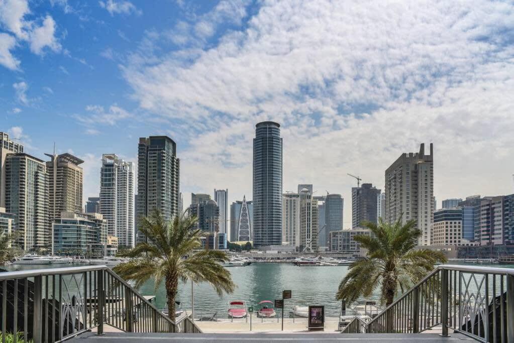 Frank Porter - Marina Promenade Apartment *