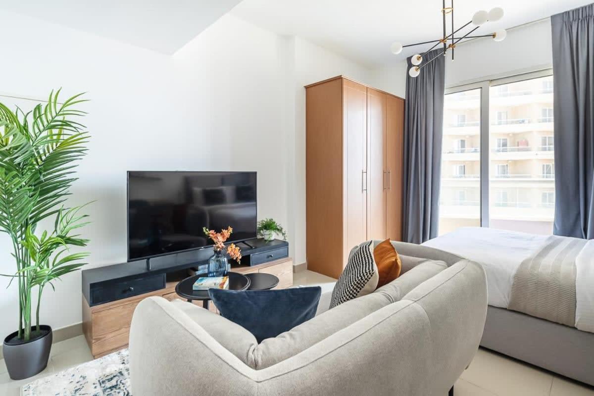 Frank Porter - Lakeside D Apartment Dubai
