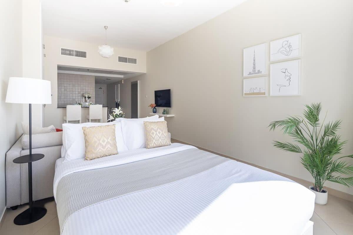 Frank Porter - Concorde Tower Apartment Dubai