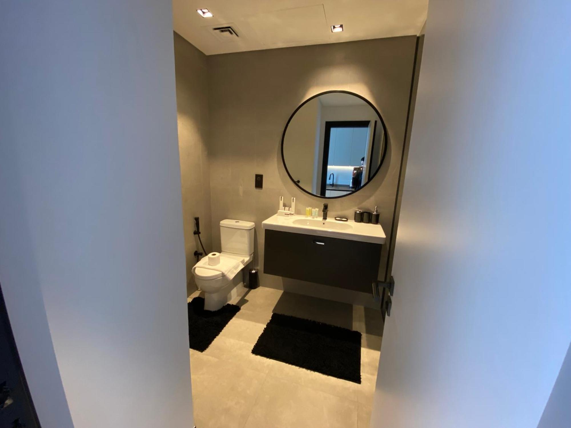 Apartment Revved-up In 15 Northside With Pool And Gym *