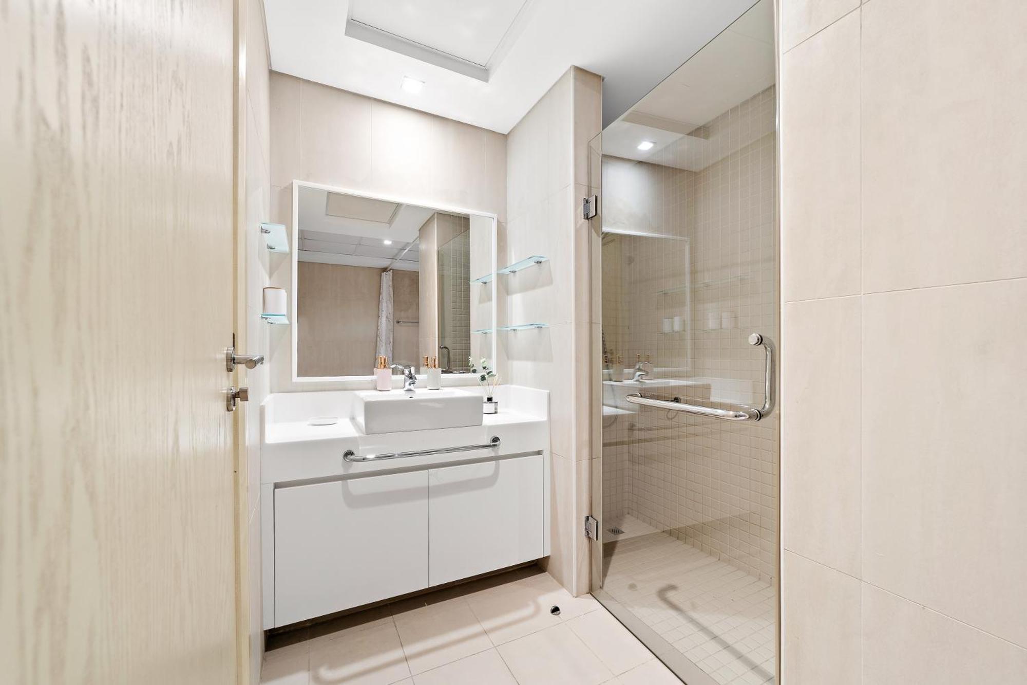 2 Bedroom With Direct Free Access - Al Bateen Towers Apartment *