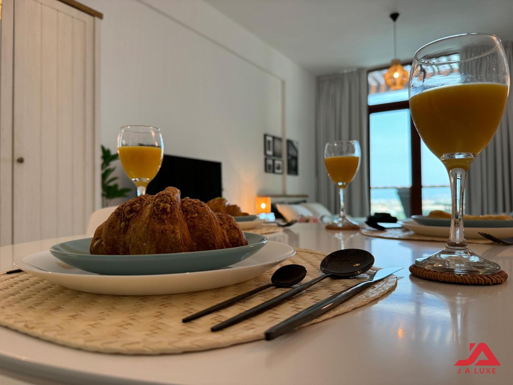 Apartment Unique At Of Yachts With Panoramic Sea View Of Burj Khalifa, Alarab & Atalntis In Palm Jumeirah Dubai