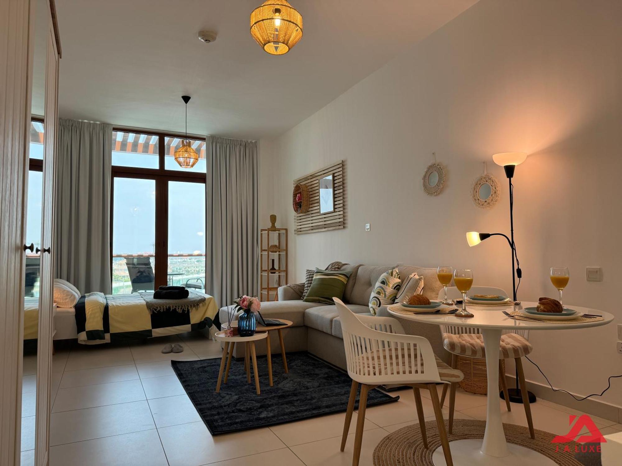 Apartment Unique At Of Yachts With Panoramic Sea View Of Burj Khalifa, Alarab & Atalntis In Palm Jumeirah *