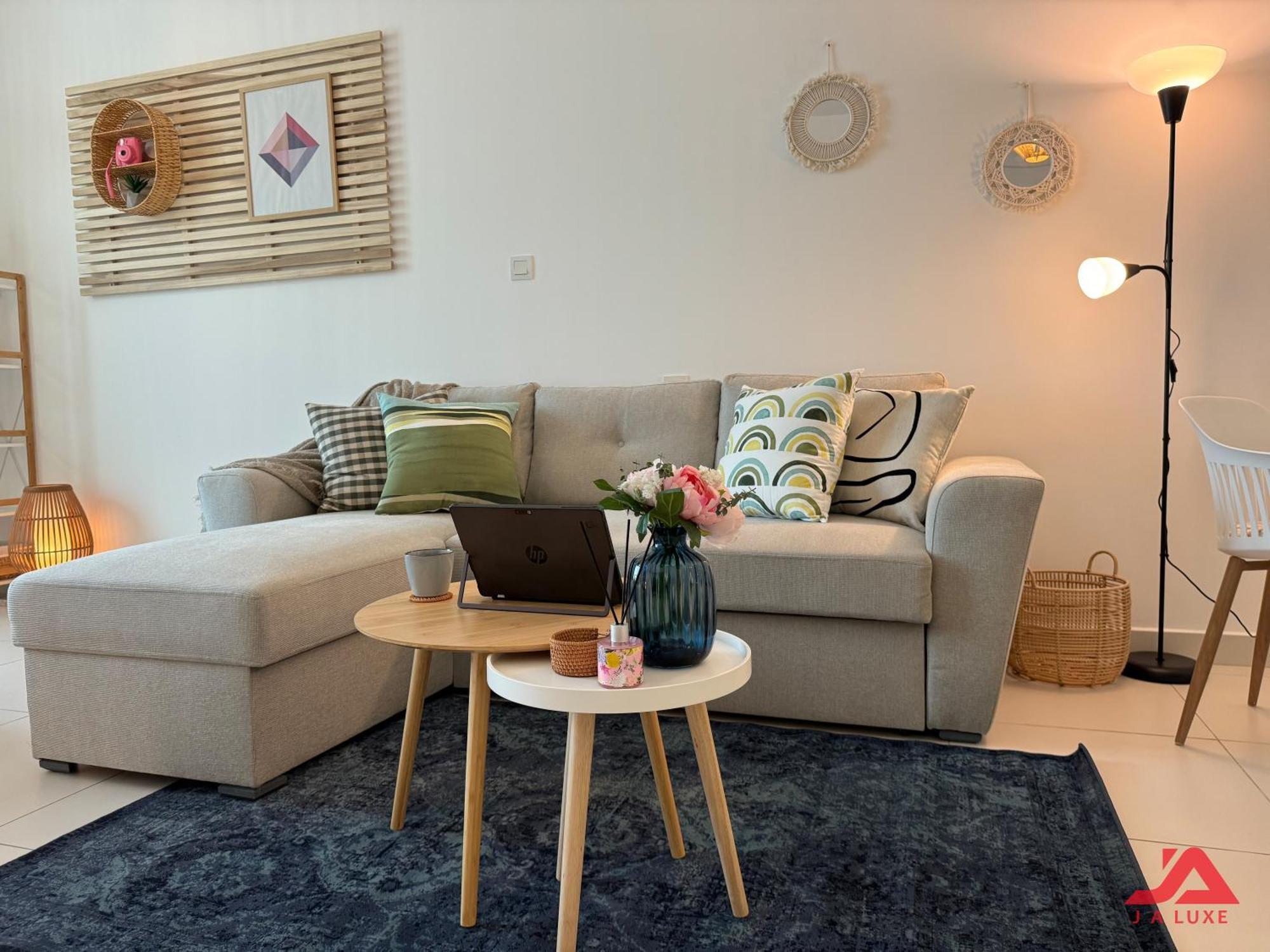 Apartment Unique At Of Yachts With Panoramic Sea View Of Burj Khalifa, Alarab & Atalntis In Palm Jumeirah *