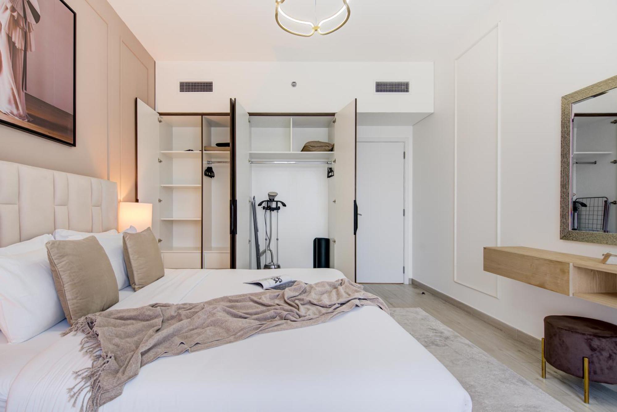 Trophy Luxe Jumeirah Retreat W Burj Al Arb Views Dubai