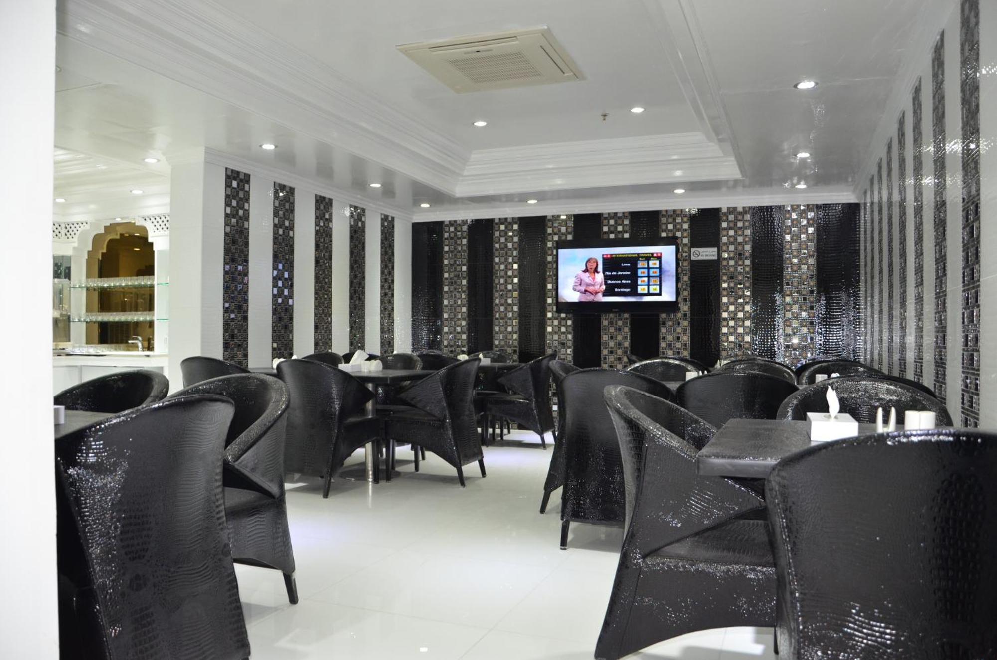 Hotel White *
