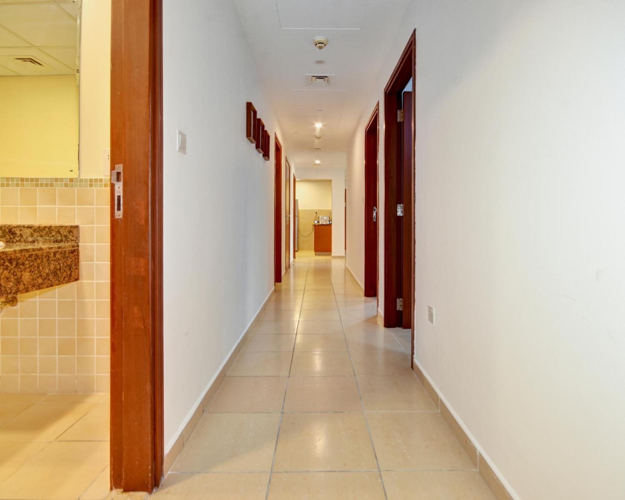 Jumeirah Beach Residence: Marina Views & Luxury Amenities