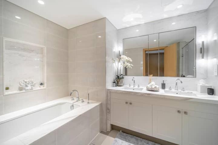 Spectacular Views Of Burj & Fountain - 2 Br * Dubai