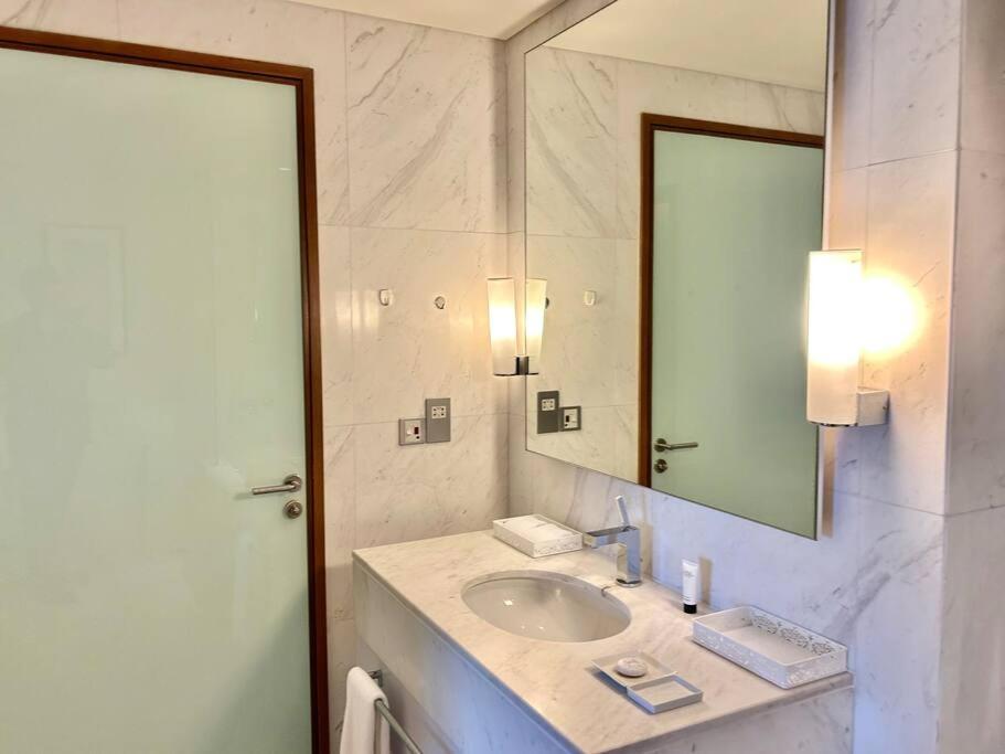 Apartment New! Luxury At The Address Mall Residences *