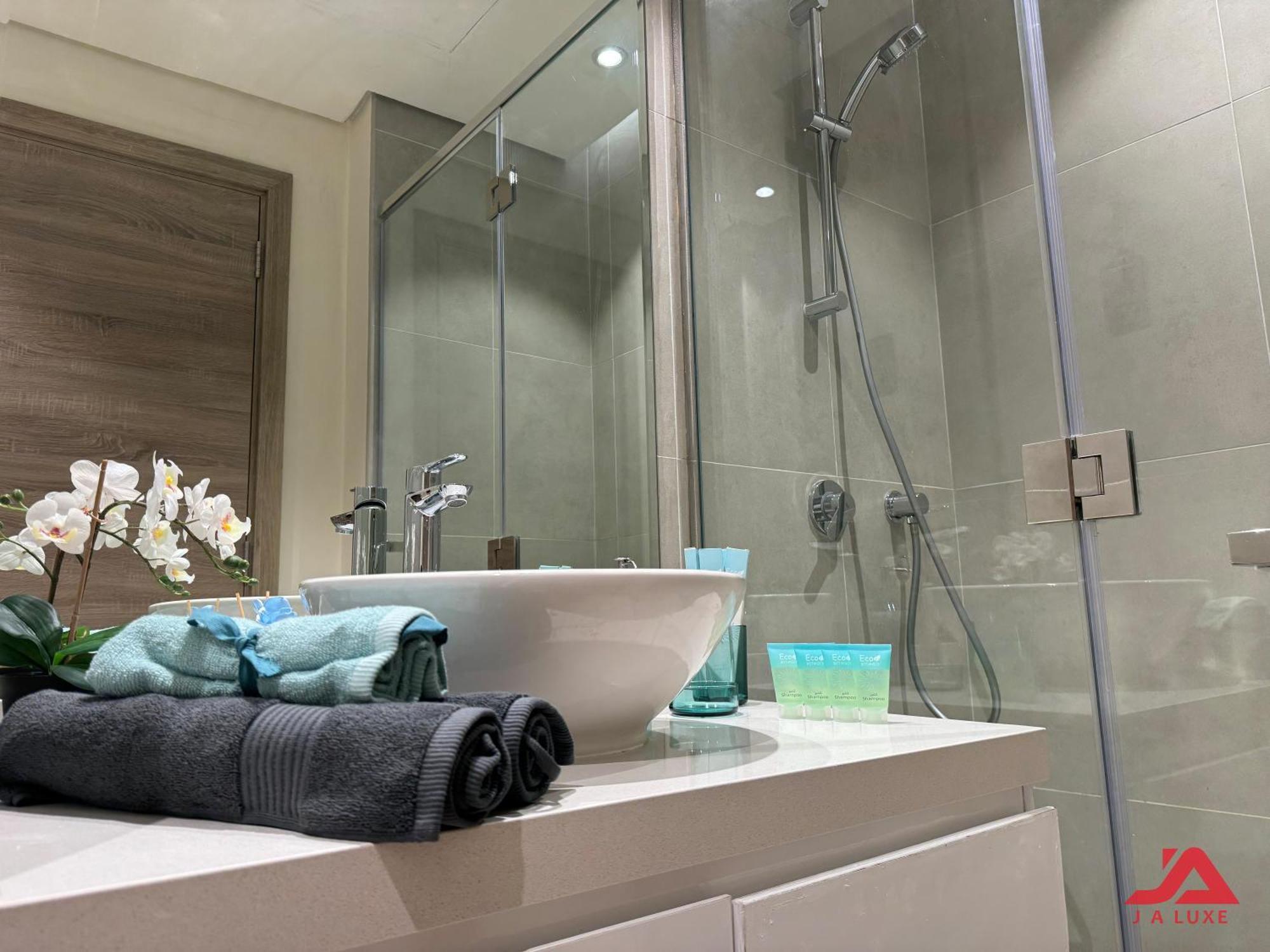 Apartment Warm Cozy Partial Sea View In Marina With Modern Gym & Pool, Steps To Jbr Beach, Marina Walk & Metro *
