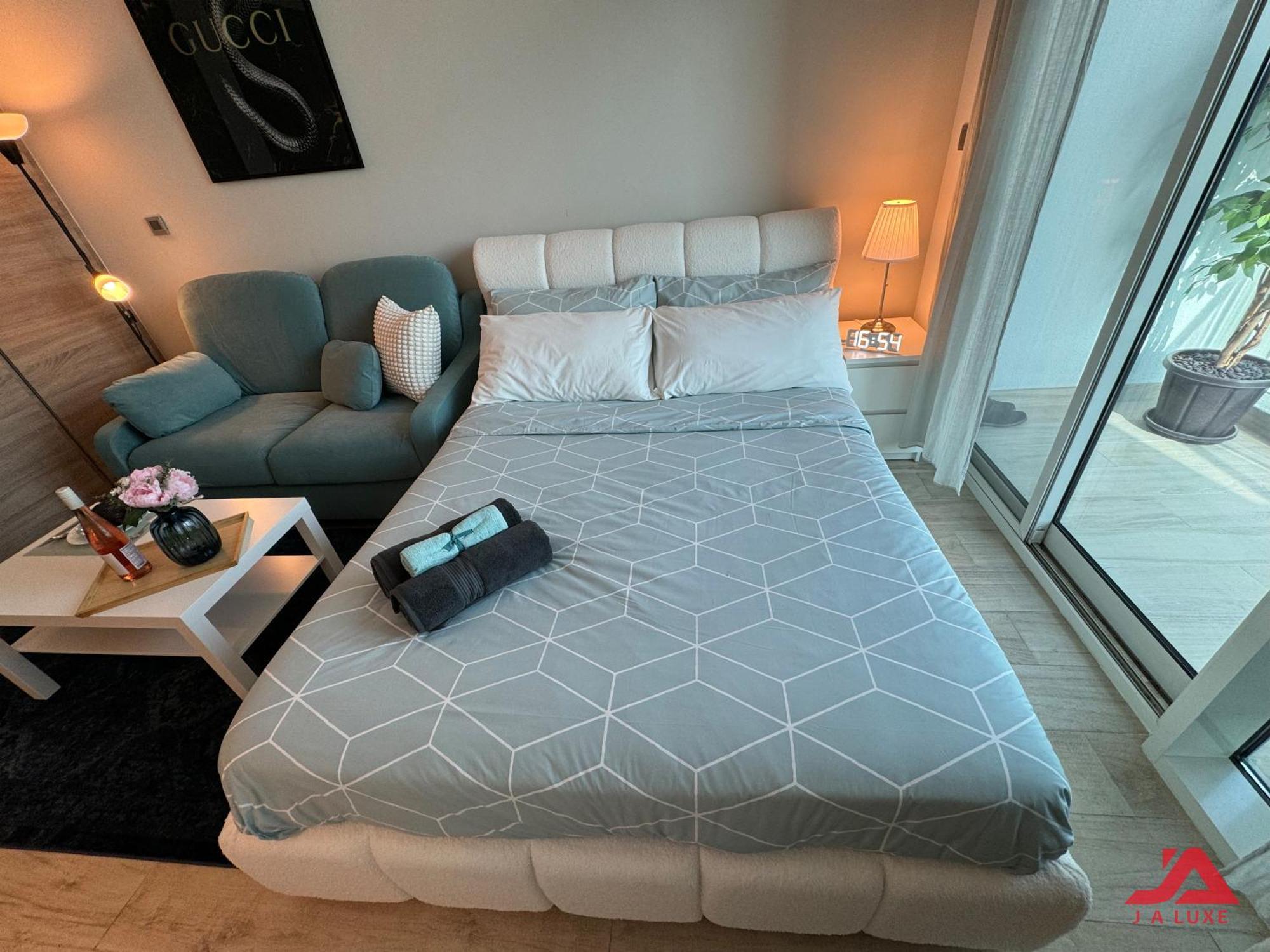 Warm Cozy Partial Sea View In Marina With Modern Gym & Pool, Steps To Jbr Beach, Marina Walk & Metro Apartment