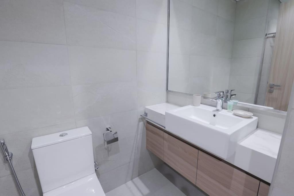 Inviting In Azizi Riviera, Close To Downtown Apartment
