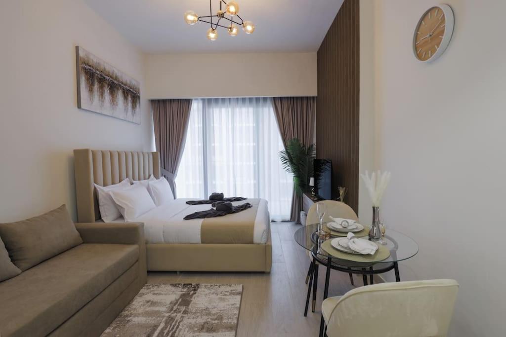 Apartment Inviting In Azizi Riviera, Close To Downtown *
