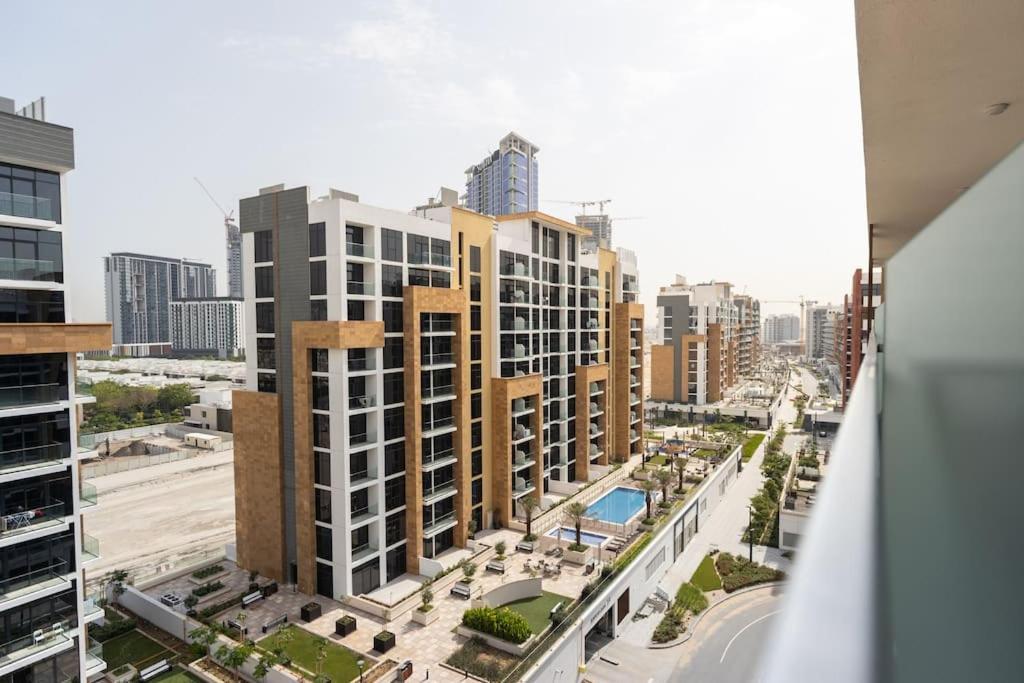 Inviting In Azizi Riviera, Close To Downtown