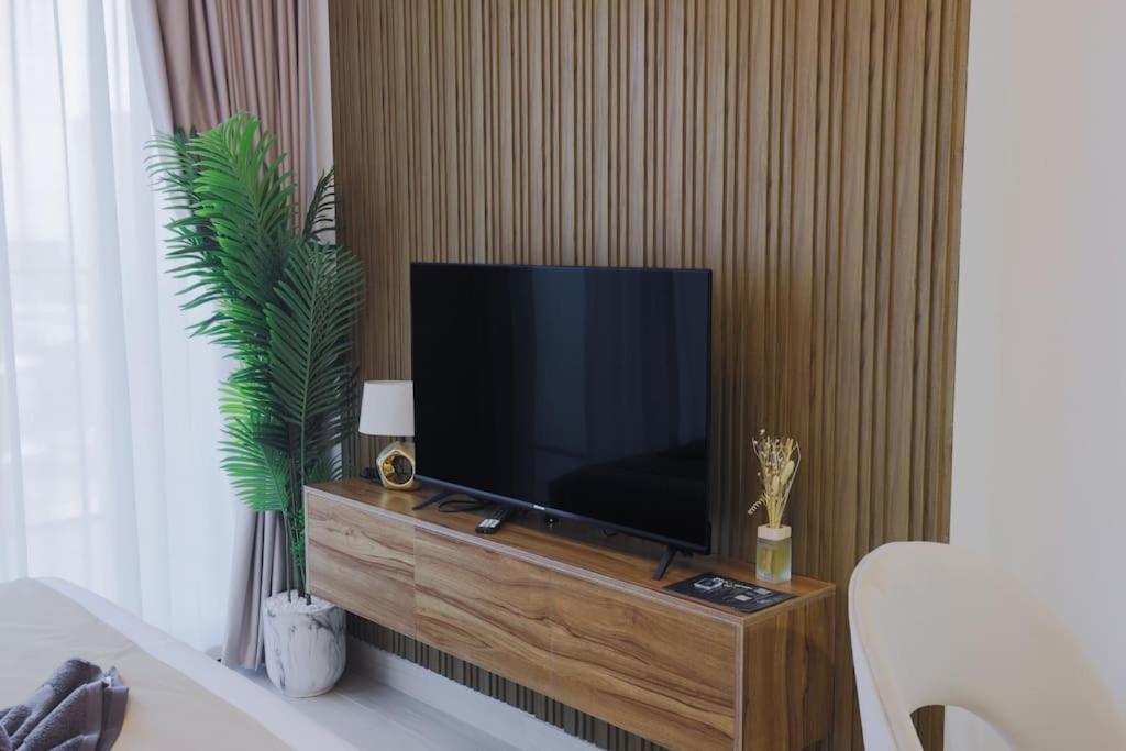 Inviting In Azizi Riviera, Close To Downtown Apartment