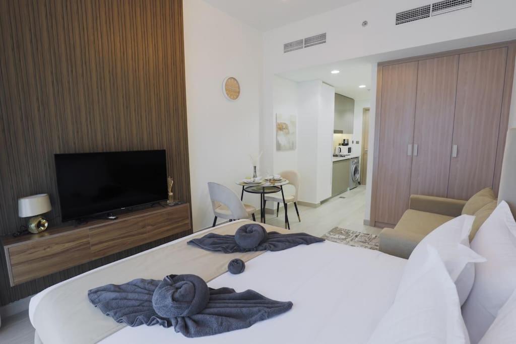Inviting In Azizi Riviera, Close To Downtown Apartment *