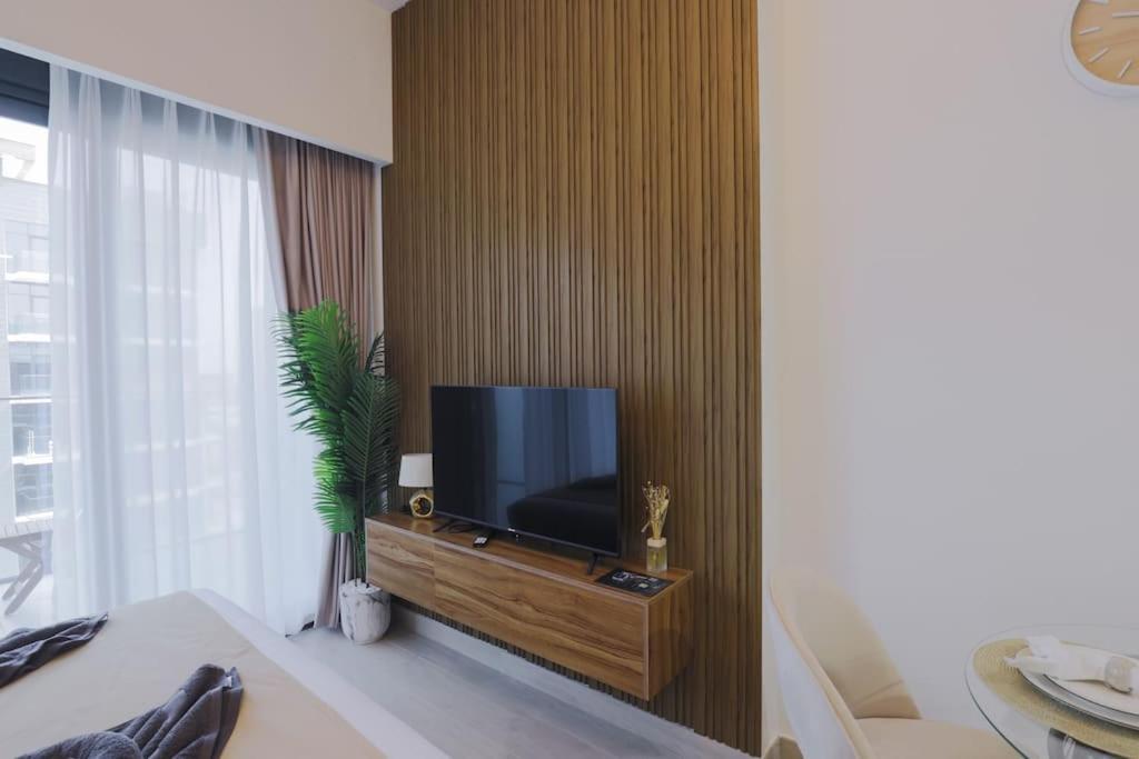 Apartment Inviting In Azizi Riviera, Close To Downtown