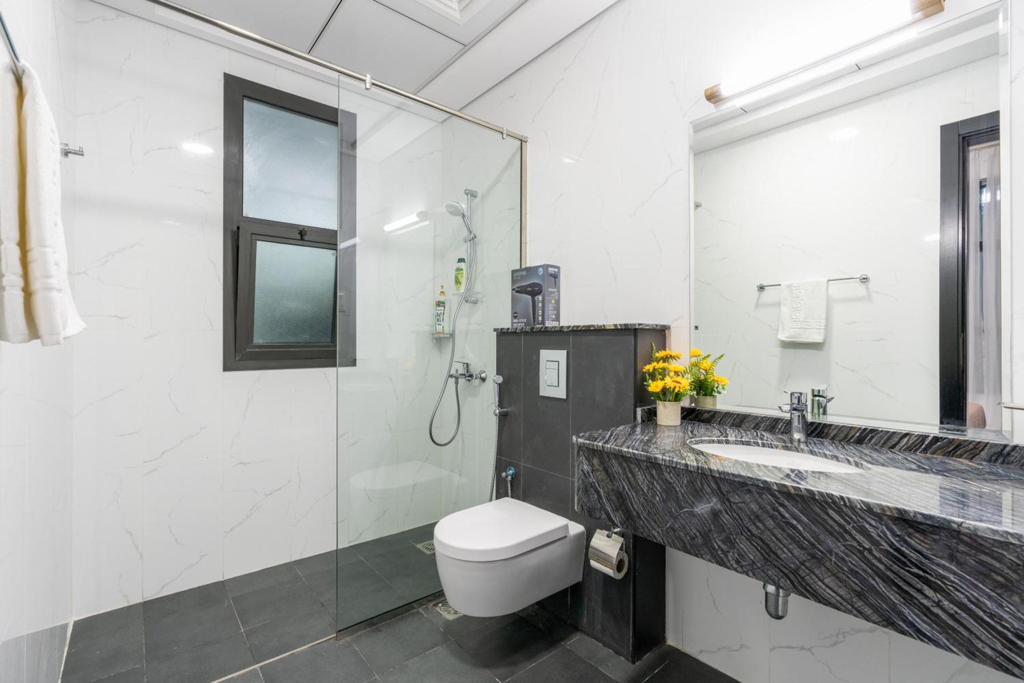 Luxury With Balcony - Mall Of Emirates Apartment *