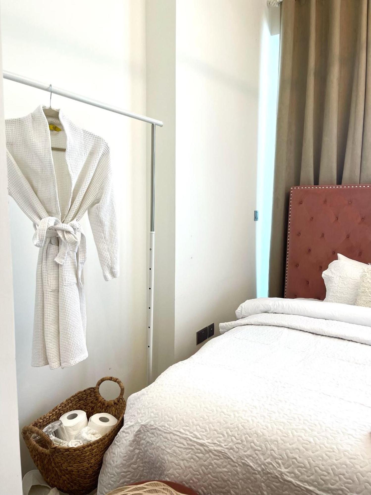 Burj Khalifa View Ensuite King Bedroom In A 2 Bedroom Mall 8mins Apartment Dubai