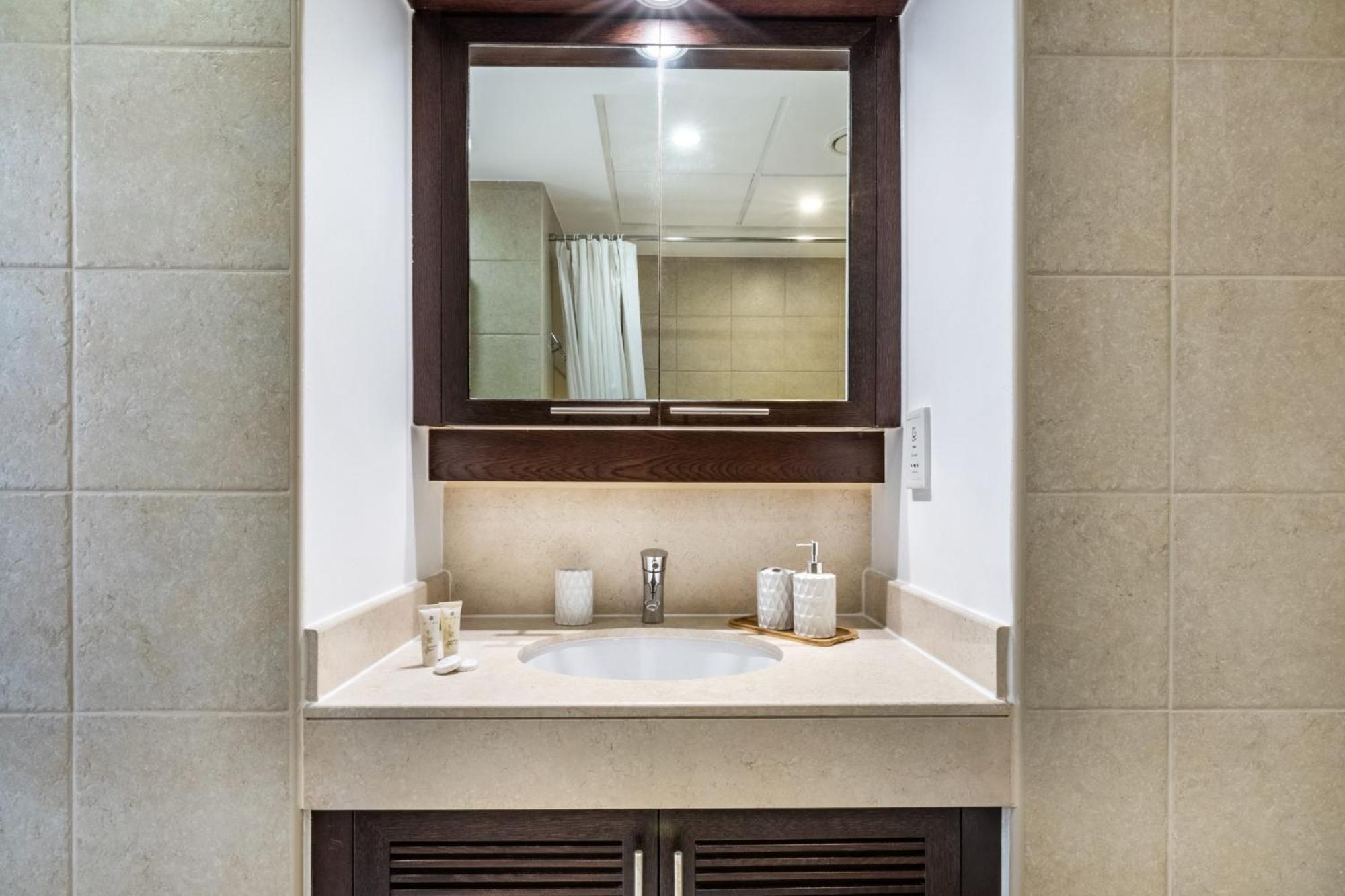 Stunning 1-bedroom With Full Burj Khalifa View - 5-min Walk To Mall Apartment