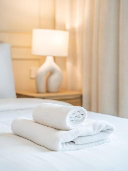 Serenity Cove: 1br Luxury Retreat Apartment Dubai