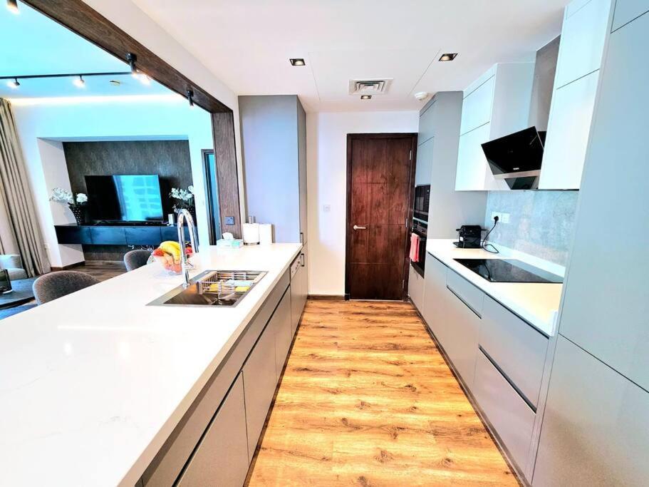 Apartment Sunrise Homes - Luxurious 1 Bedroom In Marina Promenade