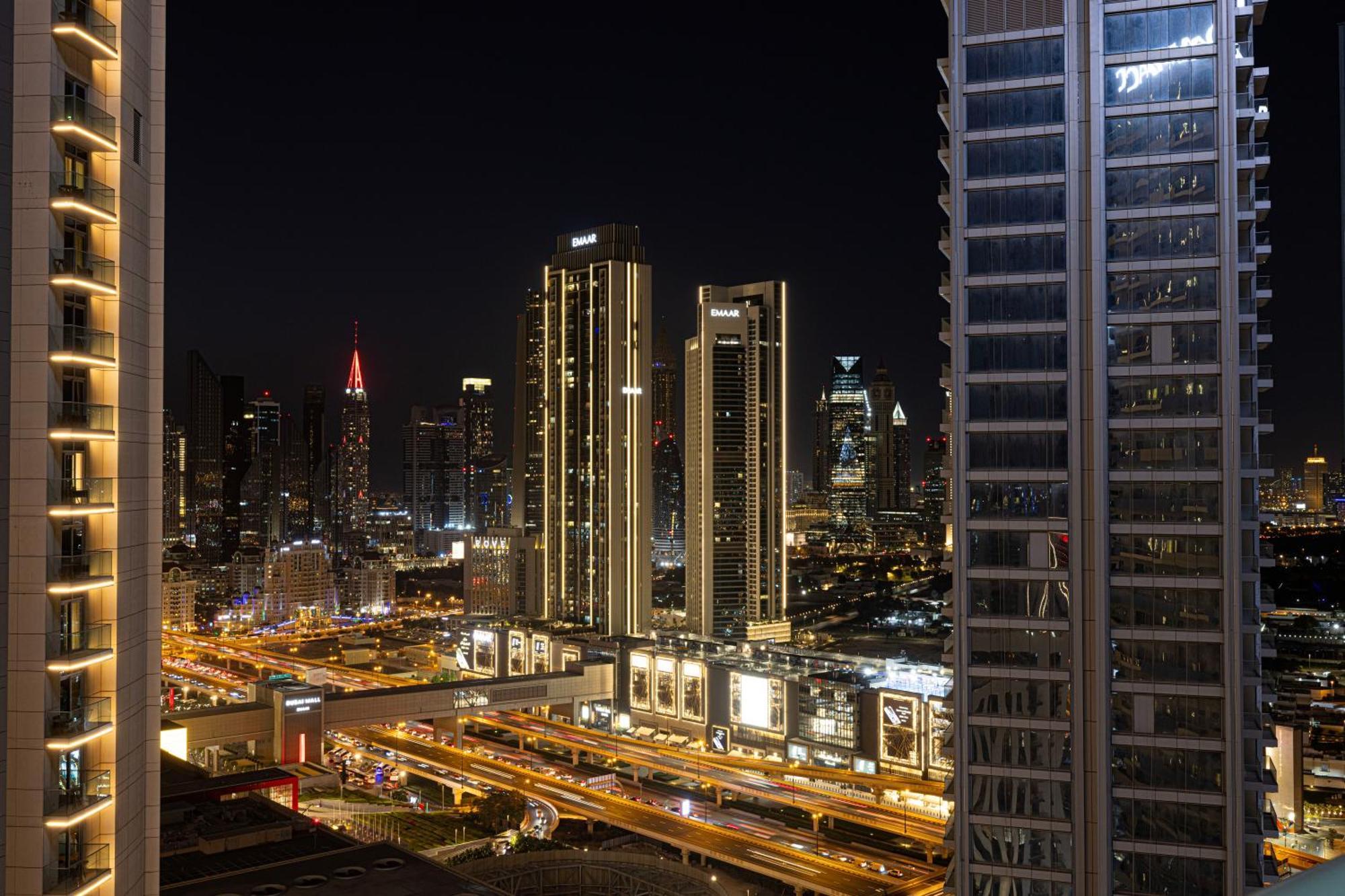 Apartment 2 Minute Walk To Mall - 3 Bedroom Burj Khalifa View With Pool And Dubai