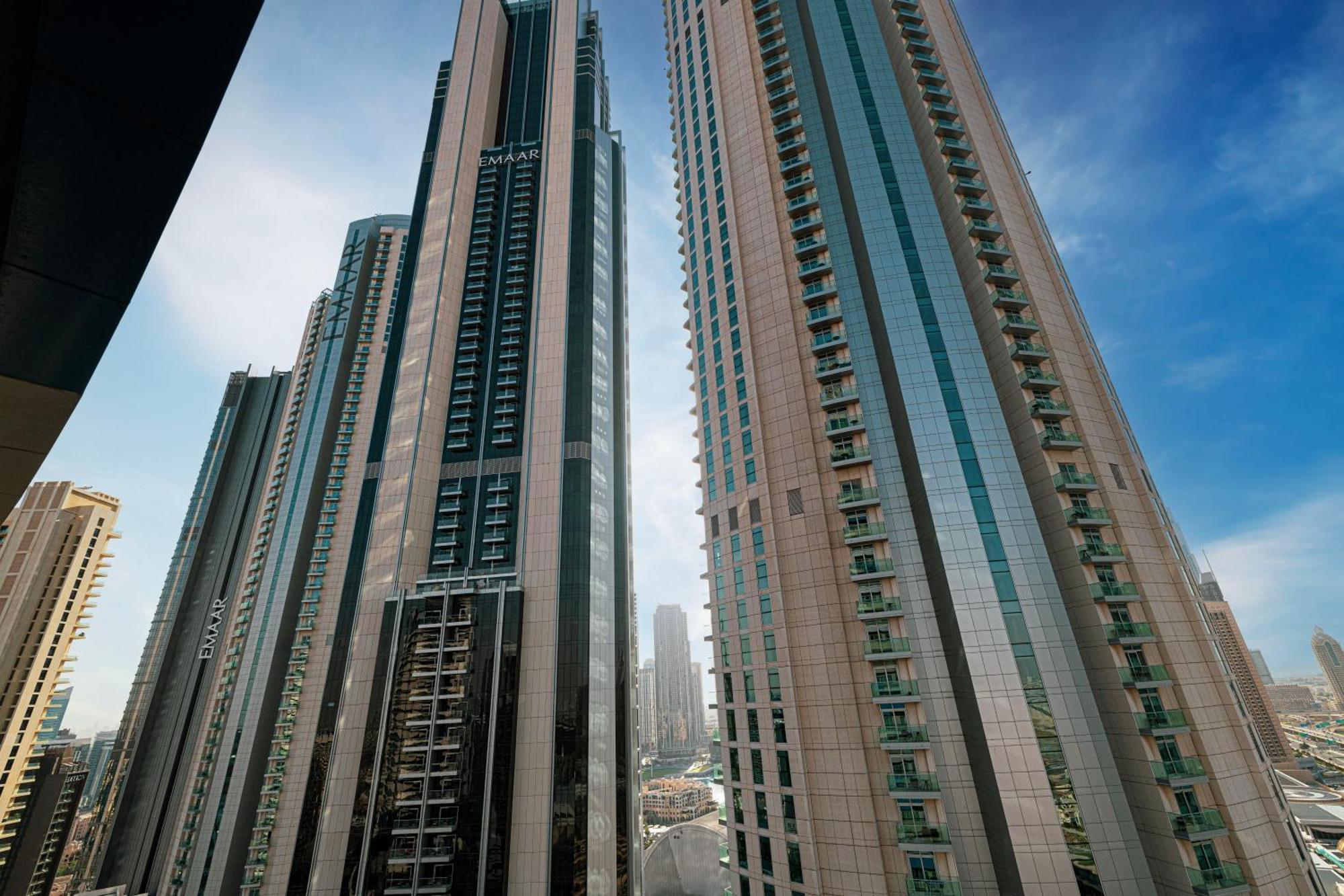 2 Minute Walk To Mall - 3 Bedroom Burj Khalifa View With Pool And Apartment Dubai
