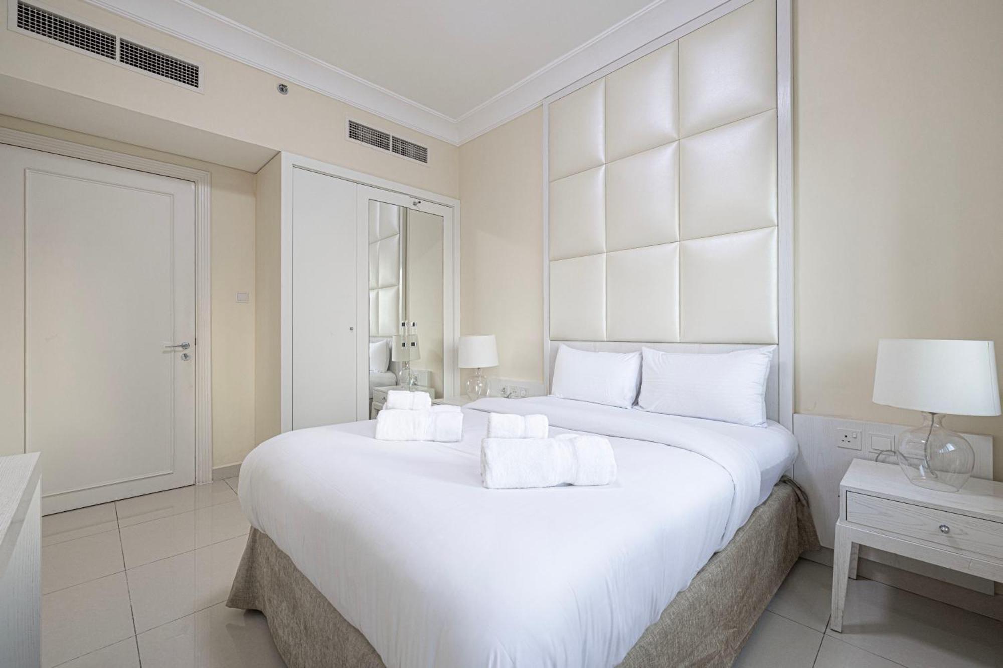 2 Minute Walk To Mall - 3 Bedroom Burj Khalifa View With Pool And Apartment Dubai