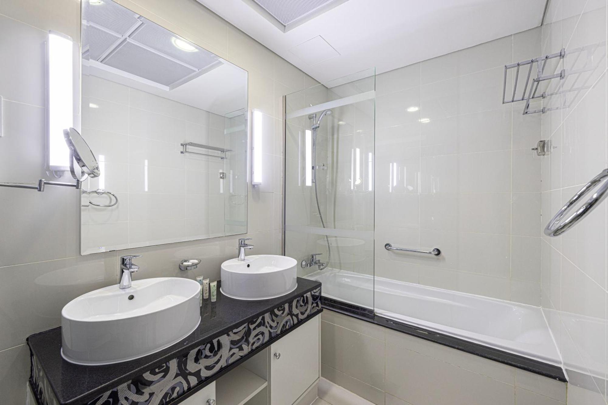 Apartment 2 Minute Walk To Mall - 3 Bedroom Burj Khalifa View With Pool And