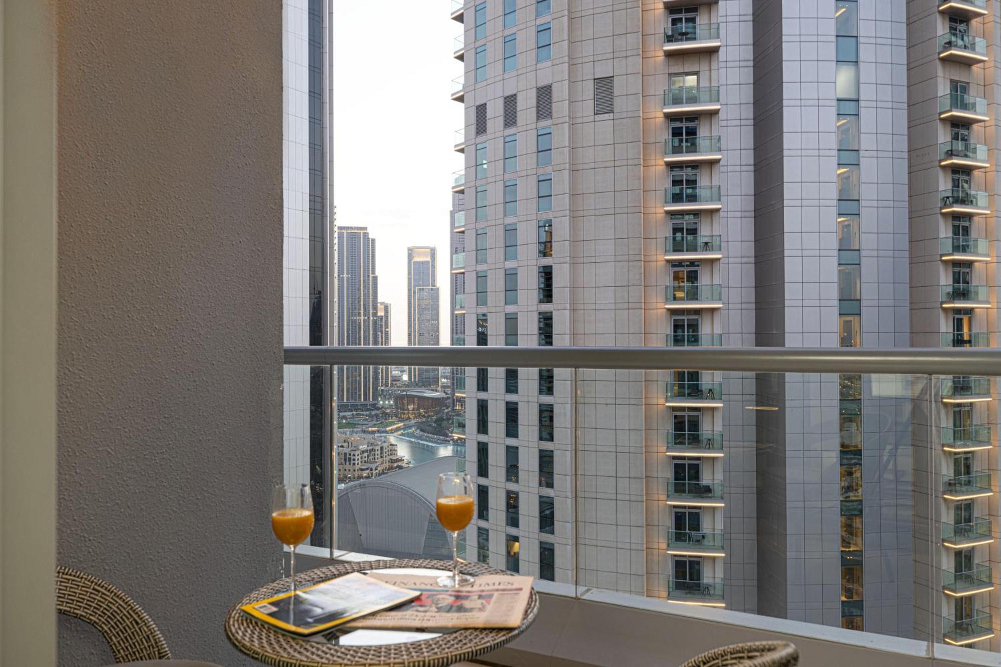 Apartment 2 Minute Walk To Mall - 3 Bedroom Burj Khalifa View With Pool And Dubai