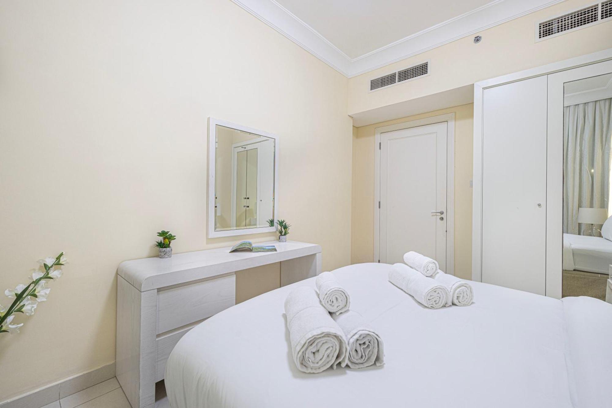 2 Minute Walk To Mall - 3 Bedroom Burj Khalifa View With Pool And Apartment