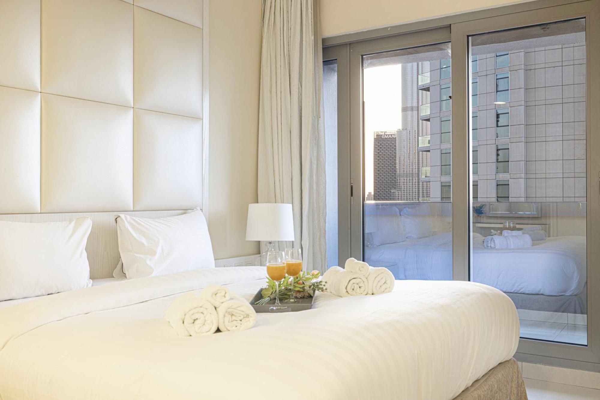 Apartment 2 Minute Walk To Mall - 3 Bedroom Burj Khalifa View With Pool And