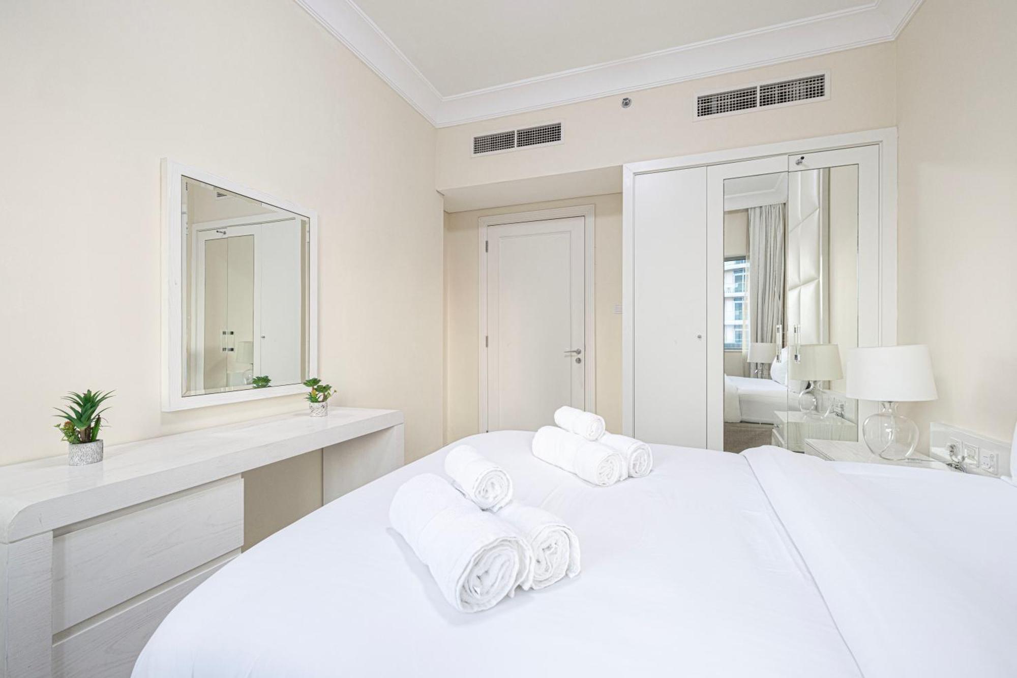 2 Minute Walk To Mall - 3 Bedroom Burj Khalifa View With Pool And Apartment