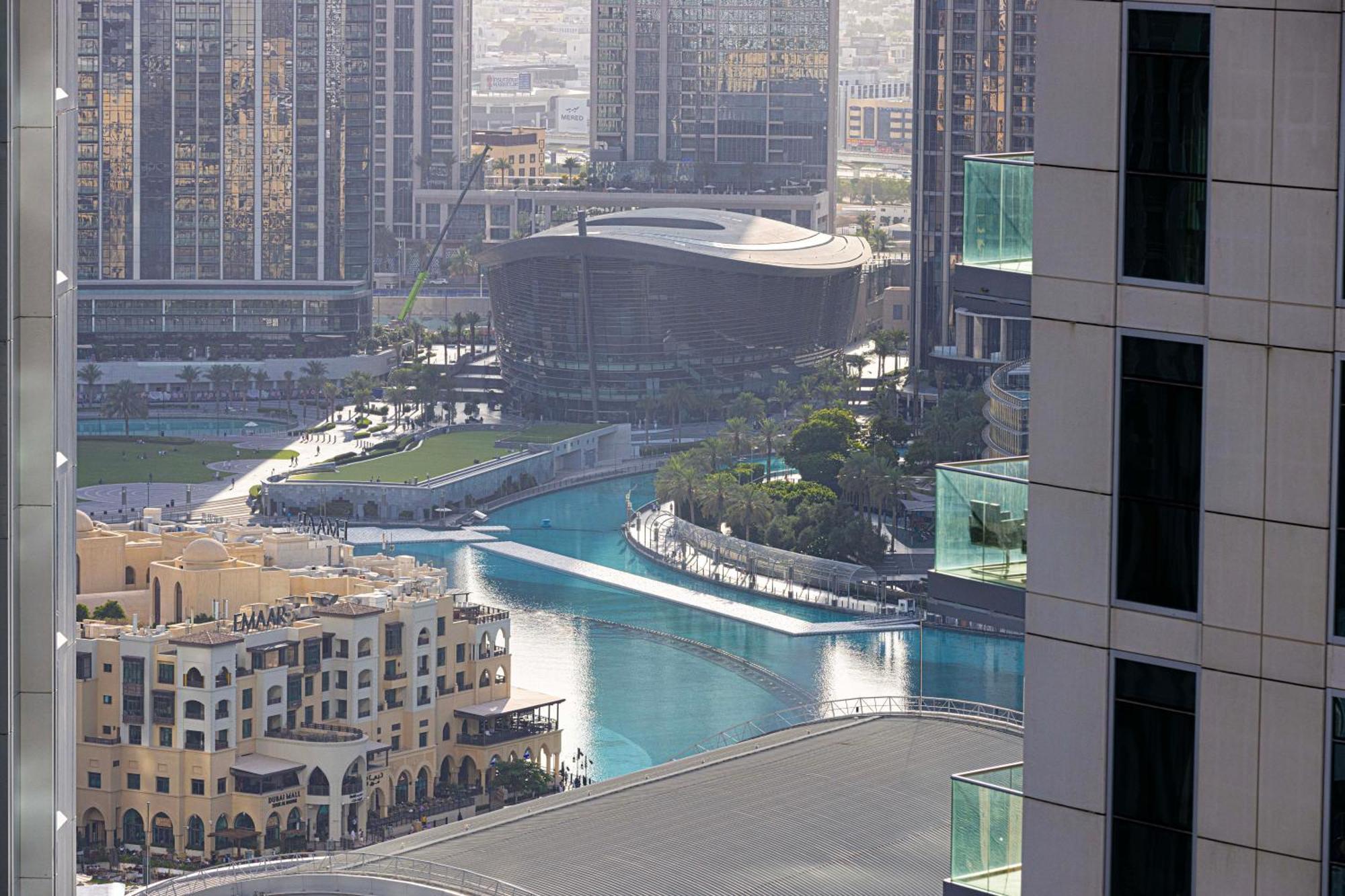 Apartment 2 Minute Walk To Mall - 3 Bedroom Burj Khalifa View With Pool And