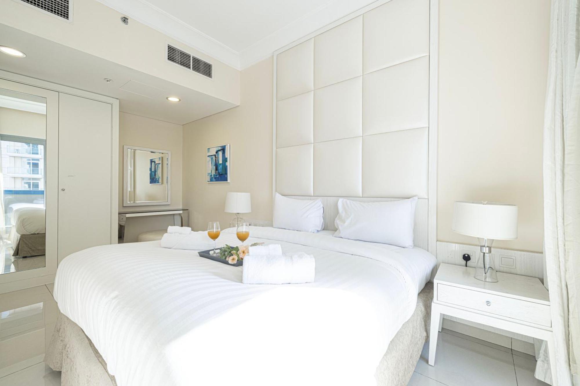 Apartment 2 Minute Walk To Mall - 3 Bedroom Burj Khalifa View With Pool And
