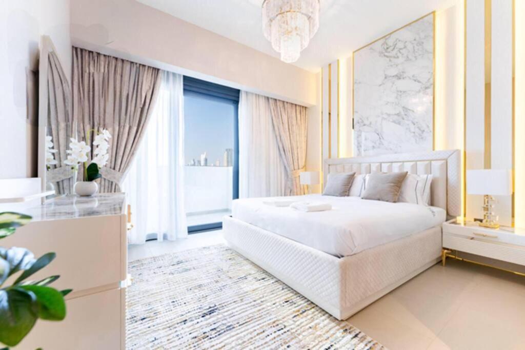 Act Two, Tower-2, 3br *