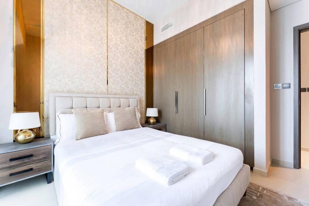Act Two, Tower-2, 3br *