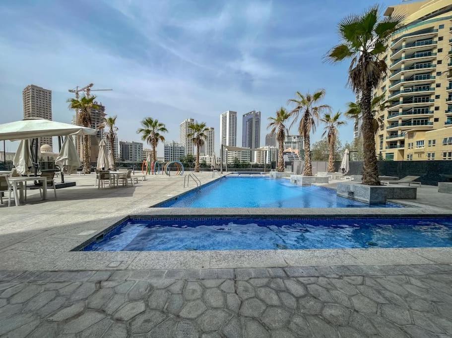 In Sparkle Tower Few Mins From The Apartment Dubai