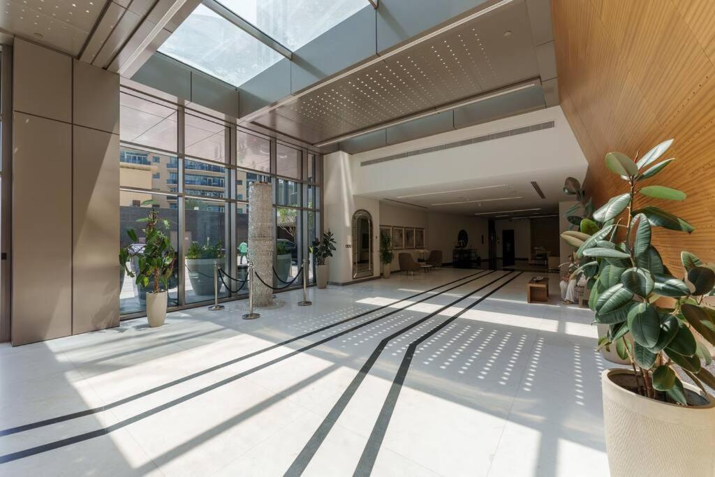 Apartment In Sparkle Tower Few Mins From The Dubai