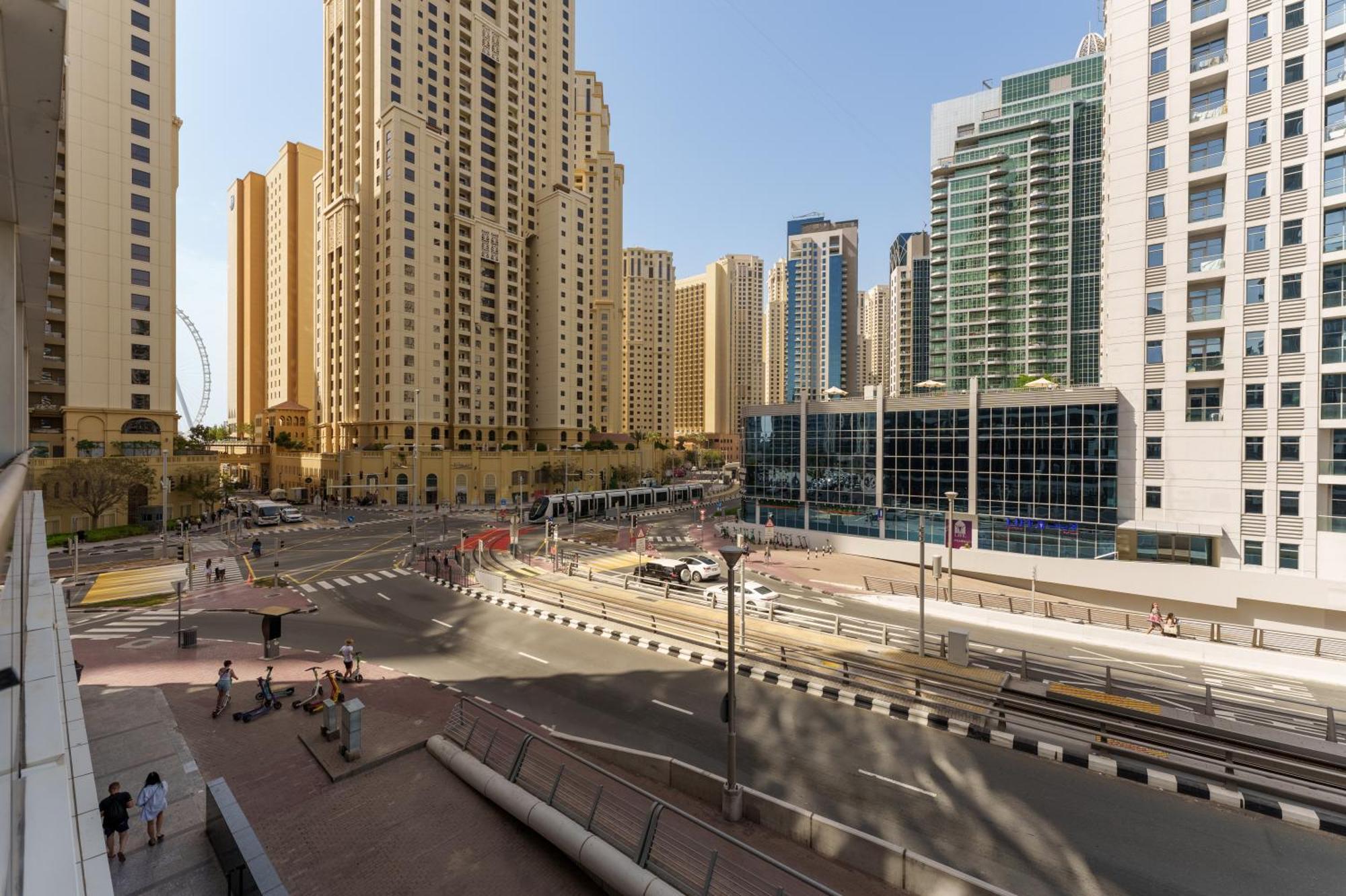 In Sparkle Tower Few Mins From The Apartment Dubai