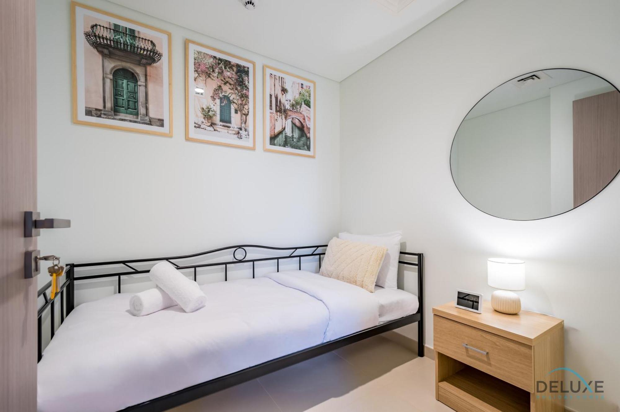 Apartment Luxurious 3br With Assistant In Act One Act Two Tower 2, Downtown By Deluxe Homes Dubai