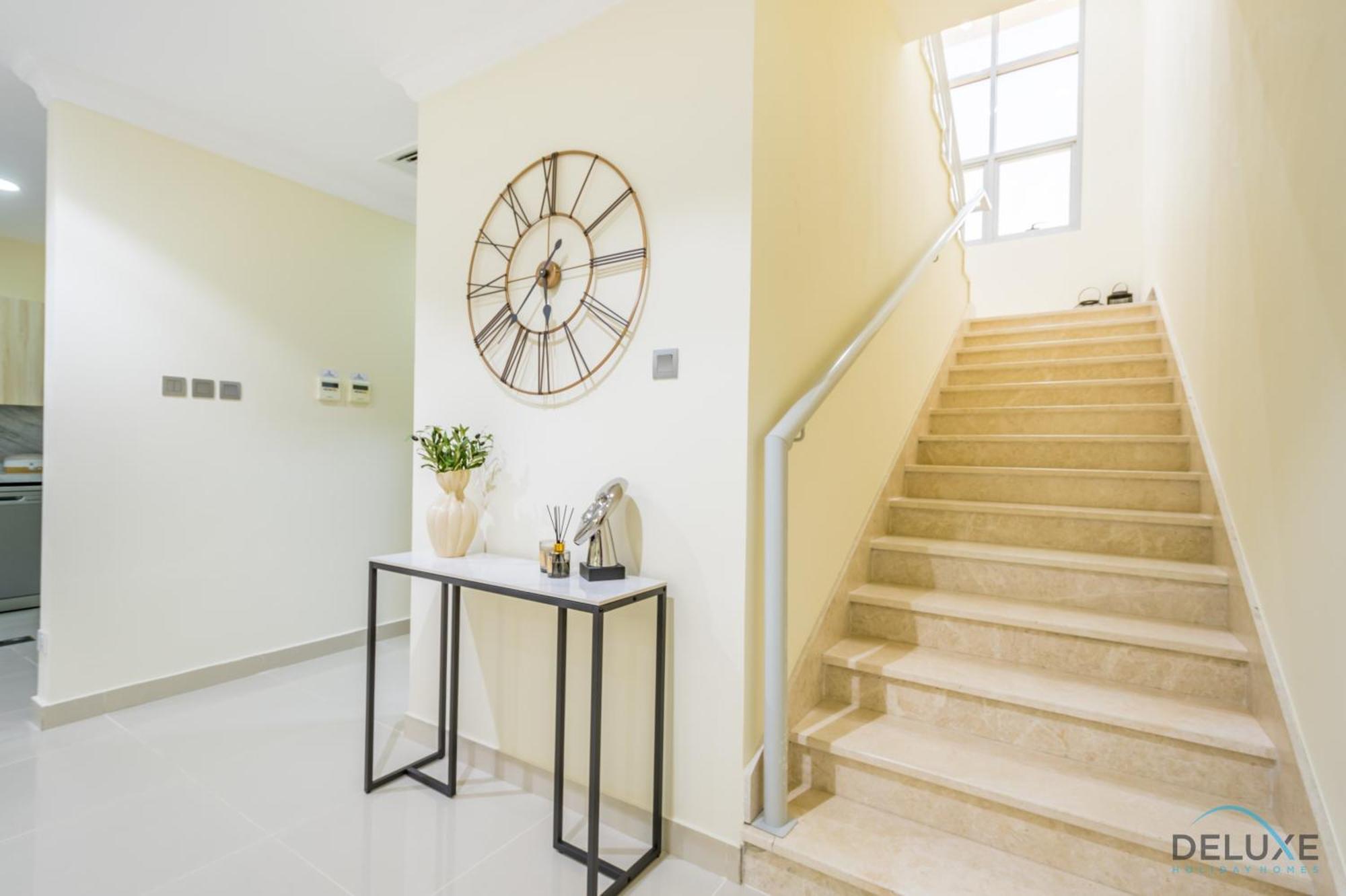 Tranquil 3br Townhouse With Assistant's At District 12 Jvc By Deluxe Apartment