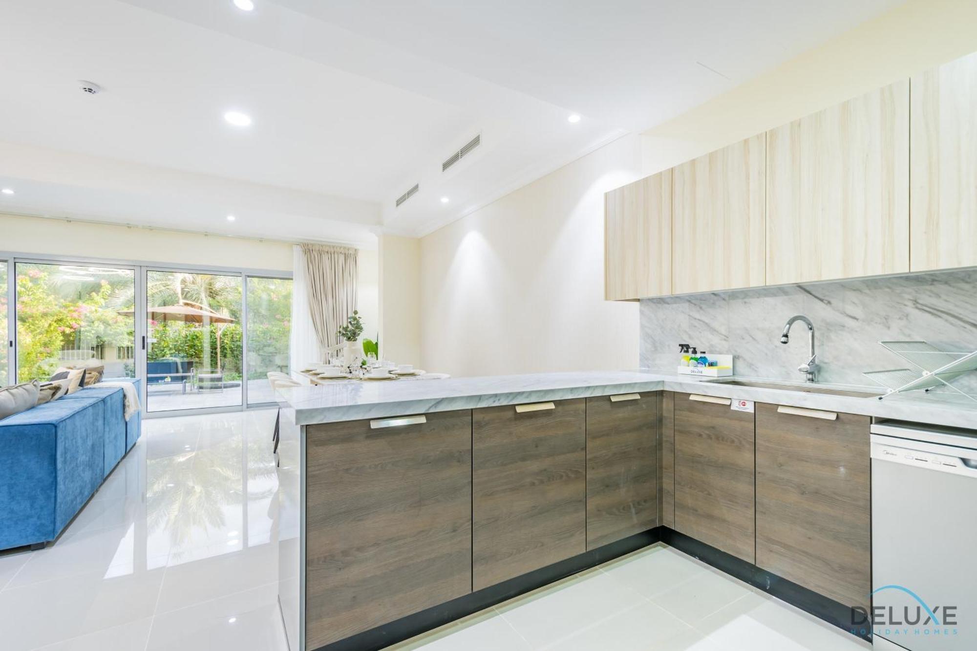 Tranquil 3br Townhouse With Assistant's At District 12 Jvc By Deluxe Apartment