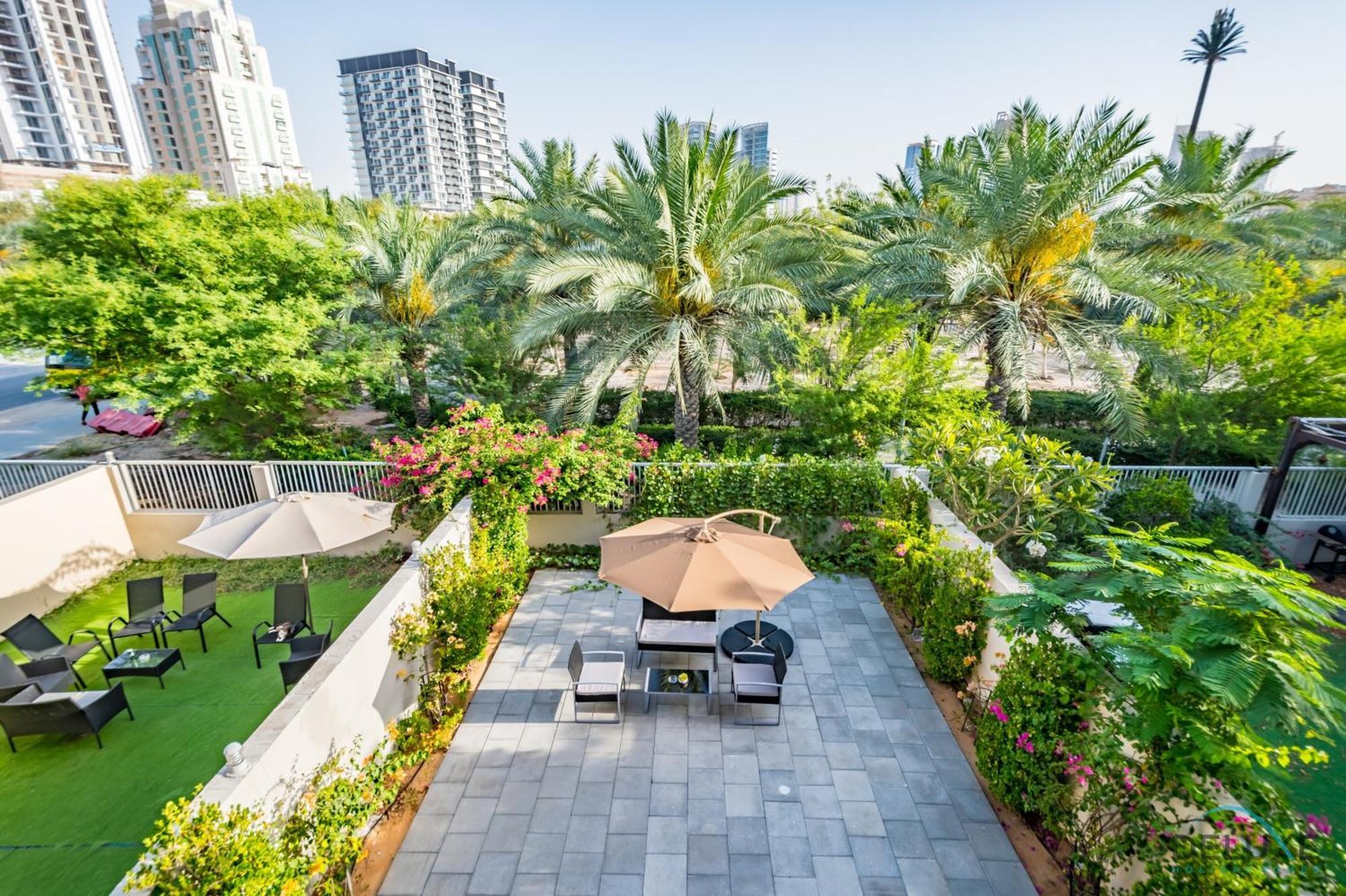 Tranquil 3br Townhouse With Assistant's At District 12 Jvc By Deluxe Apartment