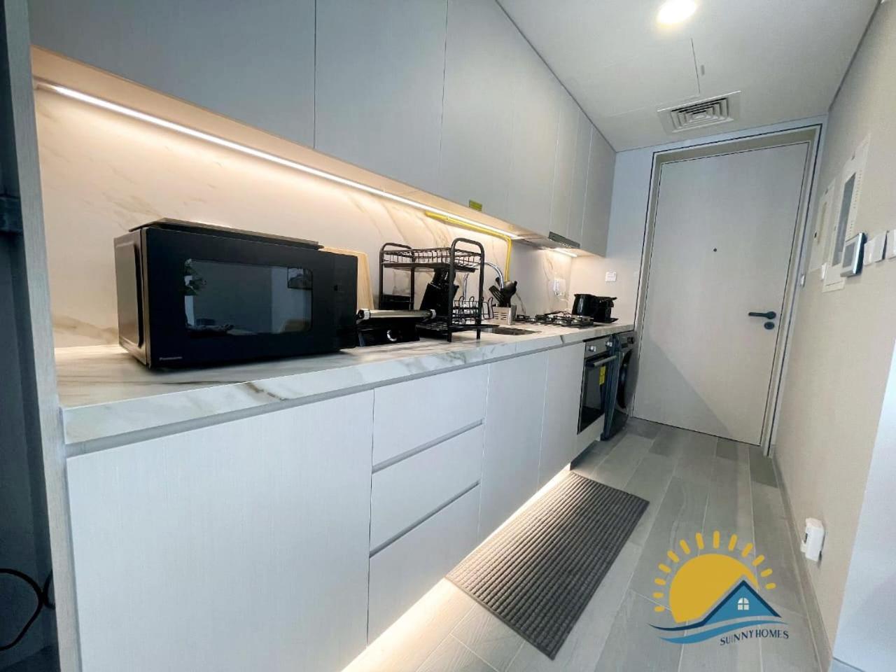 Apartment Marina Walk Gem Modern With Pool & Gym Access, Steps To & Metro